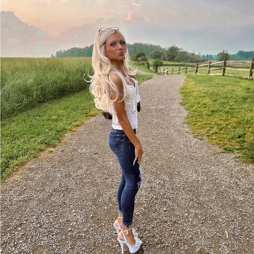 follow me on instagram instead! @mollyzotaraa